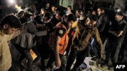 Ljudi odvoze ranjenu osobu sa mjesta zgrade koja je pogođena izraelskim bombardovanjem u Rafi u južnom pojasu Gaze 7. maja 2024. godine.