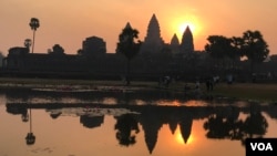 រូបភាព​ព្រះអាទិត្យ​រះ នៅ​លើ​កំពូល​ប្រាសាទ​អង្គរវត្ត កាល​ពី​ព្រឹក​ថ្ងៃទី​១៧ កុម្ភៈ ២០១៧ នៅ​ក្នុង​ខេត្ត​សៀមរាម​ ប្រទេស​កម្ពុជា។ (នៅ វណ្ណារិន/VOA​ Khmer)