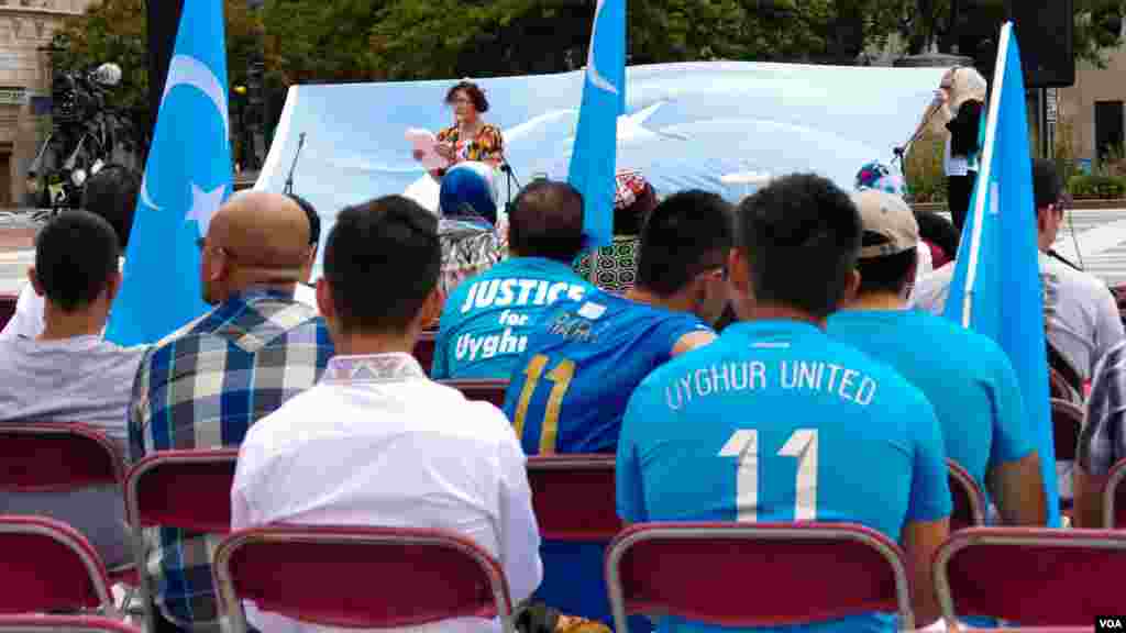Vashingtonda Uyg&#39;ur madaniy festivali. Tadbirdan so&#39;ng jamoa Xitoy elchixonasi qarshisida norozilik namoyishi o&#39;tkazdi, Vashington, 3-avgust, 2014-yil. Odil Ruzaliev surati