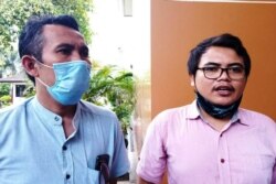 Ketua Bapelklas GKJ Gunungkidul, Pendeta Dwi Wahyu Prasetyo (kiri) dan Budi Hermawan dari LBH Yogyakarta. (Foto:VOA/Nurhadi)