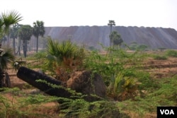 缅甸蒙育瓦莱比塘矿区。（美国之音朱诺拍摄，2013年2月25日）