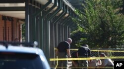 Polisi memeriksa kawasan di sekitar Sekolah Dasar Townville di Townville, South Carolina (28/9), menyusul insiden penembakan di sana.