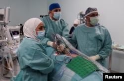 اردن میں کینسر کے ایک مریض کو روباٹک سرجری کے لئے لے جایا جارہا ہے ، فوٹو رائٹرز 22 اگست 2023