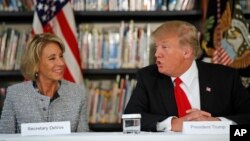 Presiden Amerika Donald Trump (kanan) bersama Menteri Pendidikan Betsy DeVos (foto: dok).