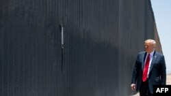 រូប​ឯកសារ៖ ប្រធានាធិបតី Donald Trump ចូល​រួម​ពិធី​សម្ពោធ​ជញ្ជាំង​ខណ្ឌ​តាម​បណ្តោយ​ព្រំដែន​​ជាមួយ​ប្រទេស​ម៉ិកស៊ិក នៅ​ក្នុង​រដ្ឋ Arizona កាល​ពី​ថ្ងៃ​ទី​២៣ ខែ​មិថុនា ឆ្នាំ​២០២០។