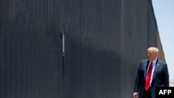 도널드 트럼프 대통령은 23일 애리조나 주 산루이를 방문해 멕시코 국경장벽 완공을 기념했다. 완공된 장벽은 200마일에 달한다.