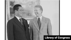 ປະທານາທິບໍດີ ຄາຣ໌ເຕີສ ເປັນເຈົ້າພາບຕ້ອນຮັບນາຍົກລັດຖະມົນຕີໄທ ພົນເອກ ກຣຽງສັກ ຊະມະນັນ ເມື່ອວັນປີ 1978 ທີ່ທຳນຽບຂາວ, ໃນນະຄອນຫຼວງ ວໍຊິງຕັນ.