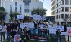 2021年2月7日，人权倡导人士在洛杉矶总领馆前纪念李文亮逝世周年。（美国之音）