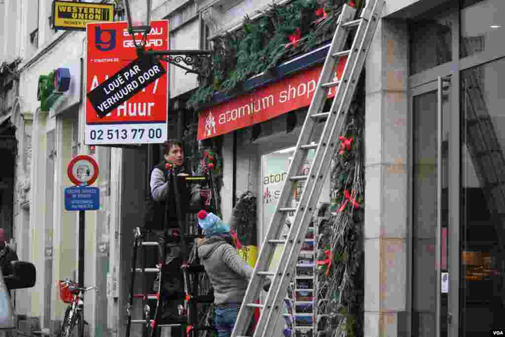 In the markets local businesses prepare for the Christmas season, Nov. 25, 2015. Brussels famed Christmas markets are set to open Friday, but the level 4 alert level is not expected to be reduced until Monday. (Heather Murdock/VOA) 