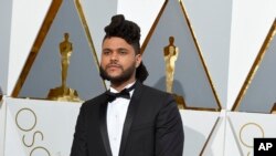 The Weeknd arrive aux Oscars le 28 février 2016 au Dolby Theatre de Los Angeles.