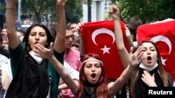 Para demonstran perempuan meneriakkan slogan-slogan anti-pemerintah dalam sebuah demonstrasi di Ankara (3/6). (Reuters/Umit Bektas)