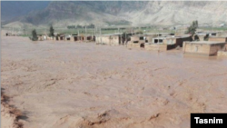 تخریب شدن جاده ها در اثر جاری شدن سیلاب، راه‌های منتهی به صدها روستا را قطع کرده است