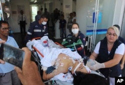 Seorang remaja yang terluka dalam insiden penembakan di Sekolah Negeri Raul Brasil, digotong dengan menggunakan tandu ke rumah sakit, di Suzano, Brazil, 13 Maret 2019