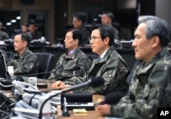 황교안 한국 대통령 권한대행(오른쪽 2번째)이 11일 서울 용산구 합동참보본부를 방문해 보고를받고 있다. 한민구 국방부 장관(왼쪽 2번째)과 김관진 국가안보실장(오른쪽)도 수행했다.