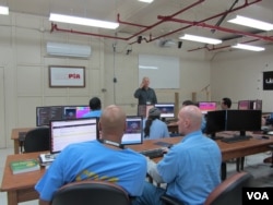 Chris Redlitz talks to the class. (VOA / JoAnn Mar)