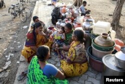 인도 라투르에서 여성들이 물통에 물을 채우기 위해 기다리고 있다. (자료사진)