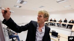 هورنست ونزل فکر می کند که معاشرت با زنان بهترین راه ادغام پناهجویان در آلمان است