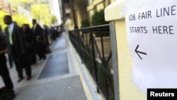 Pencari kerja mengantri masuk sebuah job fair di New York, April 2012.