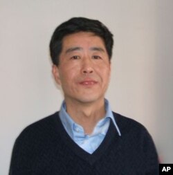 何德普出狱后在家中