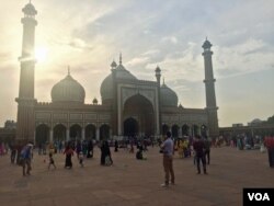 The Jama Masjid mosque in Delhi: The All India Muslim Personal law Board says that clerics educate Muslim men during Friday prayer sermons about using "triple talaq (husband saying t o wife: 'you are divorced' thrice)" only as a last resort if life with her becomes impossible but maintains that the controversial practice cannot be overturned. Under the Muslim divorce law, women have many rights given to her by Islam. (Photo: A. Pasricha/VOA)