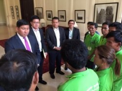 រូបឯកសារ៖ លោក សាយ សំអាល់ រដ្ឋមន្ត្រី​ក្រសួង​បរិស្ថាន និង​ក្រុម​សមាជិក​តំណាង​បណ្តេញ​សហគមន៍​ព្រៃឡង់ នៅ​ក្នុង​សិក្ខាសាលា​ការពារ​ធនធាន​ធម្មជាតិ កាលពី​ថ្ងៃ​ចន្ទ ទី២៥ ខែមេសា ឆ្នាំ​២០១៦។ (រូបថត​ដក​ស្រង់​ចេញ​ពី​ក្រសួង​បរិស្ថាន)