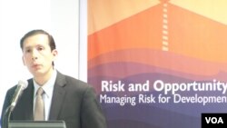 Direktur Laporan Perkembangan Dunia dari Bank Dunia, Norman Loayza. (VOA/Iris Gera)