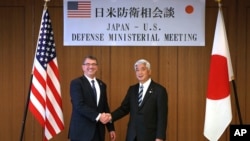 일본을 방문한 애슈턴 카터 미국 국방장관(왼쪽)이 나카타니 겐 일본 방위상과 8일 도쿄에서 회담을 가졌다.
