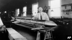 미국 로켓의 선구자로 불리는 로버트 고다드 박사가 지난 1938년 6월 뉴멕시코 로즈웰에서 자신이 개발한 로켓과 함께 기념사진을 찍었다.