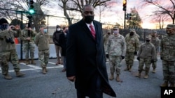 រូបឯកសារ៖ លោក Lloyd Austin រដ្ឋមន្ត្រី​​ក្រសួង​ការពារ​ជាតិ​សហរដ្ឋ​អាមេរិក​ ក្នុងធ្វើទស្សនកិច្ចសំណេះសំណាលជាមួយកងឆ្មាំការពារជាតិ នៅវិមានសភាសហរដ្ឋអាមេរិក ក្នុងរដ្ឋធានីវ៉ាស៊ីនតោន កាលពីថ្ងៃទី២៩ ខែមករា ឆ្នាំ២០២១។