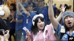 Konsumen meluapkan kegembiraan mereka saat Apple Inc. mulai menjual iPhone 5 di sebuah toko di Tokyo, Jumat pagi (21/9). 