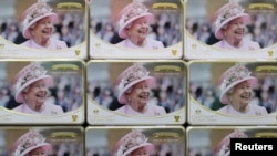 Makopo ya chai yakiwa na picha ya Malkia Elizabeth madukani baada ya kutangazwa kuwa amekutwa na Covid 19.