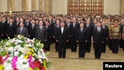 북한 김정은 국무위원장이 새해 첫날 노동당 간부들과 함께 금수산태양궁전을 참배했다고 관영 매체들이 2일 전했다. 