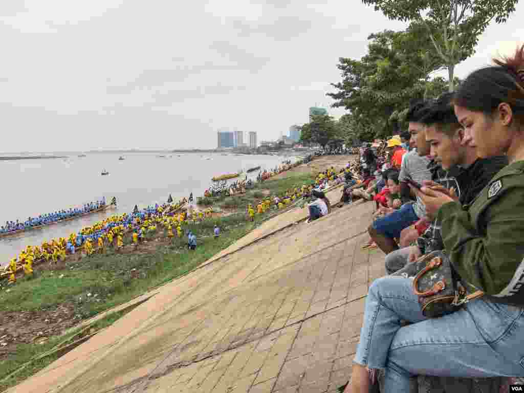 ទិដ្ឋ​ភាព​បុណ្យ​អុំ​ទូក​ អកអំបុក​ បណ្តែត​ប្រទីប​​ នៅក្នុង​រាជធានី​ភ្នំពេញ​កាលពី​រសៀលថ្ងៃទី​១១ ខែវិច្ឆិកា ឆ្នាំ២០១៩។​ (កាន់​ វិច្ឆិកា​​/​VOA)