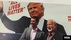 Pendukung Trump, Bob Bolus dari Scranton, Pennsylvania, berjabat tangan dengan Donald Trump Jr. dalam sebuah pemberhentian kampanye di negara bagian tersebut (A. Pande/VOA)