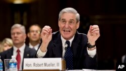 FBRning o'sha paytdagi rahbari Robert Muller Kapitoliyda, Senat Adliya qo'mitasida so'zlayapti. 13-iyun, 2013-yil.