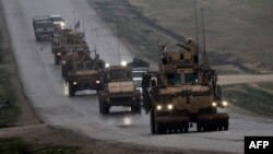 Konvoi kendaraan militer AS tampak di kota Manbij, Suriah, 30 Desember 2018 lalu (foto: dok). 