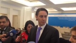 Amos Hokstayn jurnalistlərə müsahibə verib