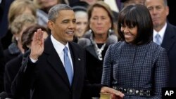 លោក​ប្រធានាធិបតី បារ៉ាក់ អូបាម៉ា ធ្វើ​សម្បថ​ក្នុង​វត្តមាន​របស់​ប្រធាន​តុលាការ​កំពូល​លោក​ John Roberts ដោយ​មាន​ភរិយា​របស់​លោក គឺ​​អ្នក​ស្រី Michelle Obama និង​កូន​ស្រី Malia និង​ Sasha នៅ​ក្បែរ​នោះ។ (២១ មករា ២០១៣)