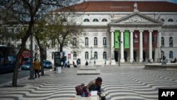 Alun-alun Rossio dekat stasiun kereta api di pusat kota Lisbon. 