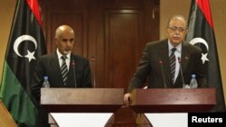 Ketua Dewan Nasional Libya, Mohammed Magarief (kiri) dan PM Libya Abdurrahim El-Keib berjanji akan membubarkan milisi-milisi tidak resmi di Libya (foto: dok). 