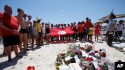 Des gens recueillis sur le site de l'attaque de Sousse (AP Photo/Abdeljalil Bounhar)