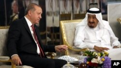 Turkey's President Recep Tayyip Erdogan, left, meets with Saudi King Salman, right, in Jiddah, Saudi Arabia, July, 23, 2017.