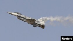 Sebuah pesawat F16 beraksi dalam pameran dirgantara di Dubai November lalu (foto: dok). Pemerintah AS bulan ini menyetujui penjualan pesawat-pesawat tempur F16 kepada Pakistan.
