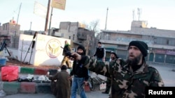 Para anggota Pasukan Pembebasan Suriah di Kadi Askar, Aleppo (7/1). (Reuters/Abdalrhman Ismail)