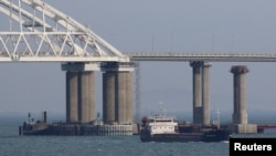 Jembatan yang menghubungkan daratan Rusia dengan Semenanjung Krimea di Selat Kerch, Krimea, 26 November 2018. (REUTERS / Pavel Rebrov)