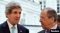 AQSh Davlat kotibi Jon Kerri (chapda) va Rossiya Tashqi ishlar vaziri Sergey Lavrov
