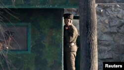 북한 장성택 전 국방위 부위원장이 처형된 직후인 지난 18일, 압록강을 사이에 두고 중국 단둥과 마주한 북한 신의주에서 병사들이 초소를 지키고 있다.