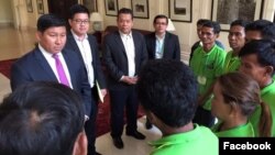 លោក សាយ សំអាល់ រដ្ឋមន្ត្រី​ក្រសួង​បរិស្ថាន និង​ក្រុម​សមាជិក​តំណាង​បណ្តេញ​សហគមន៍​ព្រៃឡង់ នៅ​ក្នុង​សិក្ខាសាលា​ការពារ​ធនធាន​ធម្មជាតិ កាលពី​ថ្ងៃ​ច័ន្ទ ទី២៥ ខែមេសា ឆ្នាំ​២០១៦។ (រូបថត​ដក​ស្រង់​ចេញ​ពីទំព័រ​ហ្វេសប៊ុករបស់​​ក្រសួង​បរិស្ថាន)