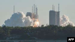 중국이 우주정거장 건설 계획의 일환으로 무인 우주선 창정5호를 5일 저녁 남부 하이난성 원창발사센터에서 쏘아올렸다.