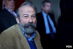 “华尔街铜牛”作者意大利艺术家阿图罗·迪·莫迪卡（美国之音章真拍摄）